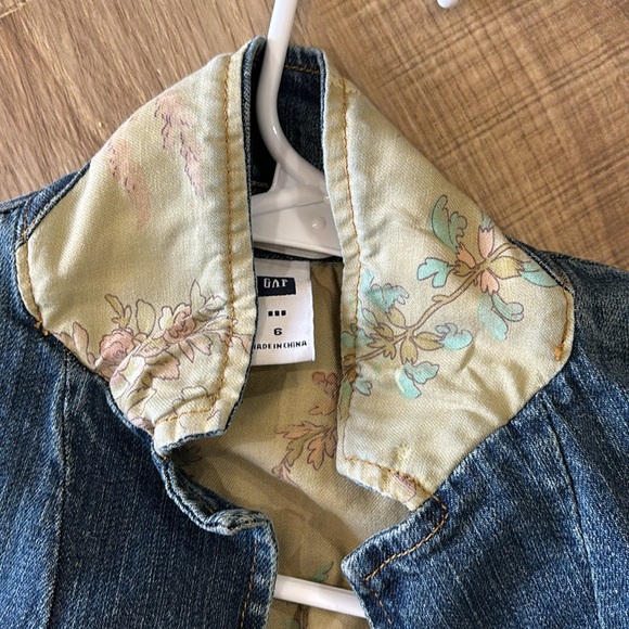 Y2K 2005 Gap Stretch Denim Jacket dual front pocket floral back collar Sz 6 - Picture 11 of 11